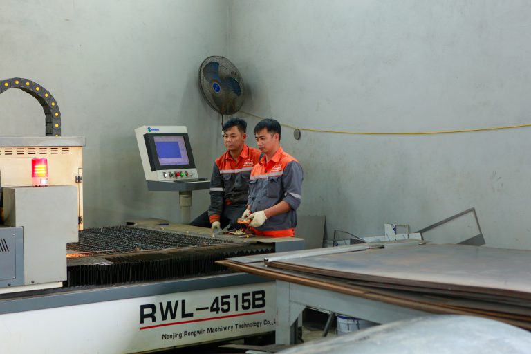 Kỹ thuật viên Tân Long vận hành máy cắt kim loại CNC tại xưởng