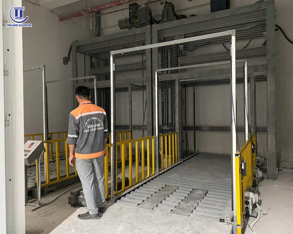 Băng tải con lăn trước cửa thang hàng tại nhà máy HIUV