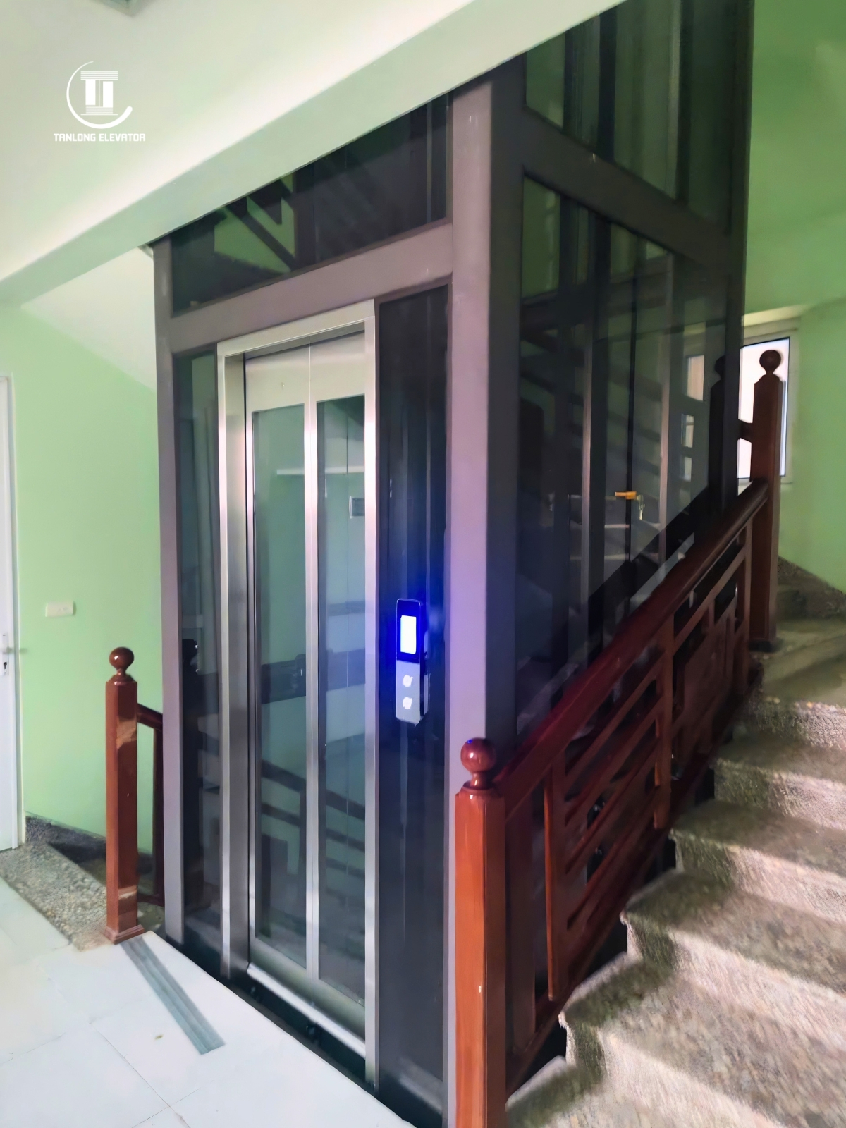 Thiết kế thang máy nằm giữa cầu thang bộ: Những lưu ý quan trọng cho nhà phố và biệt thự