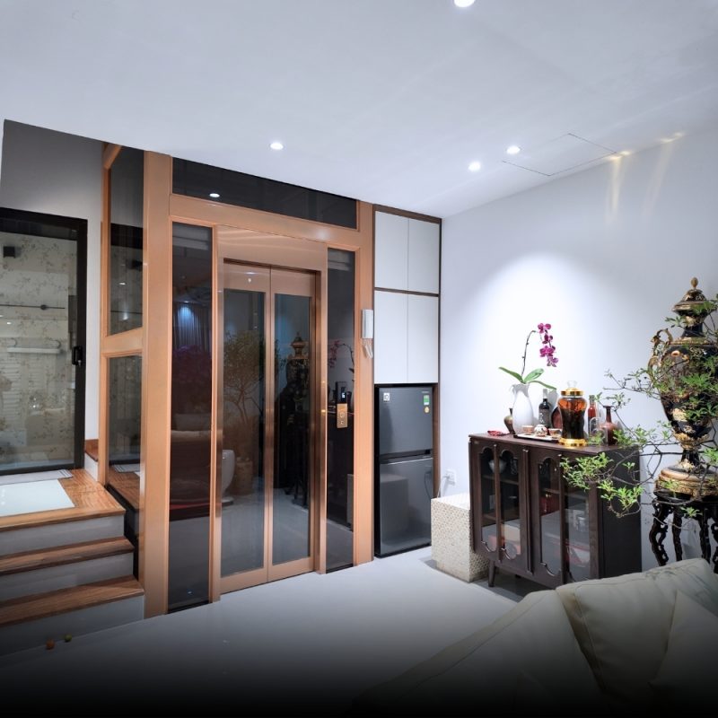 Thang kính màu vàng hồng trong không gian gia đình tại Bạch Đằng, Hà Nội